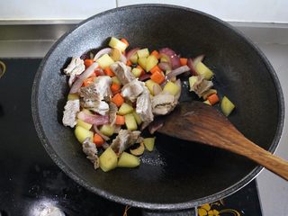 8、咖喱羊排饭,待土豆粘满油时即可放入羊排