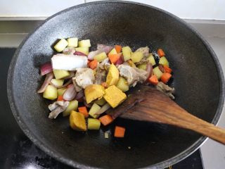 9、咖喱羊排饭,翻炒均匀后倒入咖喱炒香