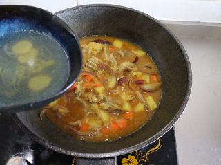 10、咖喱羊排饭,加入羊汤，同时加入稍许酱油、料酒，去腥提味。