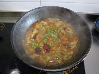 11、咖喱羊排饭,加入豌豆粒煮10分钟，此时记得搅拌一下避免糊底