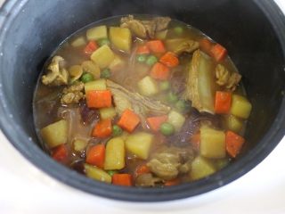13、咖喱羊排饭,将羊排倒入电饭锅中