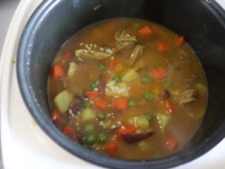14、咖喱羊排饭,搅拌均匀，水跟平时煮米饭一样多，如果喜欢更软糯的可以多加一丢丢水