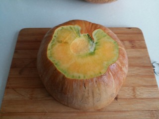 1、奶油南瓜羹,南瓜清洗干净，切去瓜把