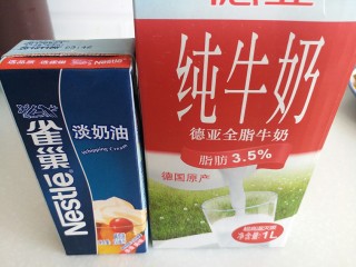 2、奶油南瓜羹,纯牛奶和淡奶油待用