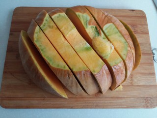 3、奶油南瓜羹,将南瓜切厚片