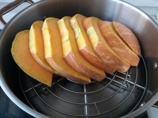 4、奶油南瓜羹,放入蒸锅里蒸熟