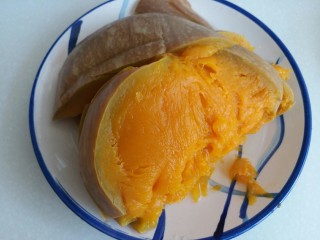 5、奶油南瓜羹,将蒸熟的南瓜取出装盘里