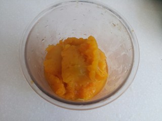 6、奶油南瓜羹,南瓜皮不要，将去皮的南瓜瓤放入搅拌杯里