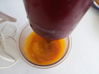 7、奶油南瓜羹,放入盐后用搅拌棒搅成南瓜泥