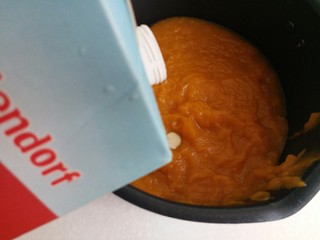 8、奶油南瓜羹,将搅拌好的南瓜泥放入奶锅里，倒入100ml的牛奶