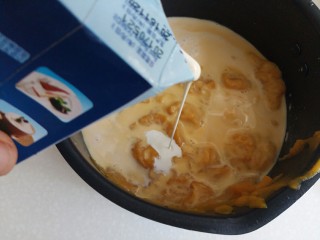 9、奶油南瓜羹,再将15g的淡奶油倒入南瓜泥里