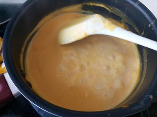 11、奶油南瓜羹,边熬煮边搅拌至南瓜糊表层冒泡