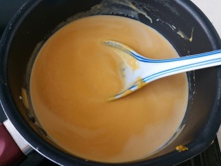 10、奶油南瓜羹,搅拌均匀后放在炉灶小火慢熬