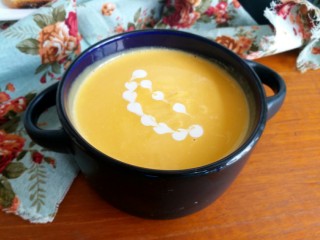 12、奶油南瓜羹,到出装碗中，淋上剩余的淡奶油，一道暖身的热饮就完成了。