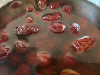 1、红枣红糖馒头,红枣泡一夜去核煮熟