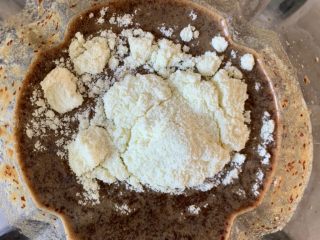 5、红枣红糖馒头,加奶粉搅拌均匀