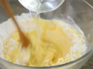 2、红枣玉米窝窝头的做法，简直好吃到爆，必须学会啊,碗中放入玉米面、高精面粉、糖，再倒入酵母水，再添加少许温水搅拌均匀