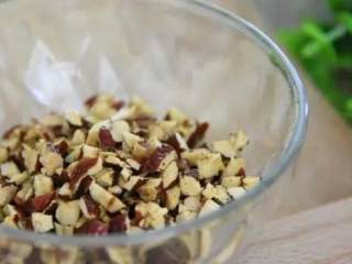 5、红枣玉米窝窝头的做法，简直好吃到爆，必须学会啊,红枣去核，改刀切成碎备用