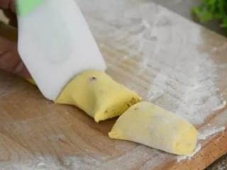 8、红枣玉米窝窝头的做法，简直好吃到爆，必须学会啊,再用刀切成合适大小的小剂子