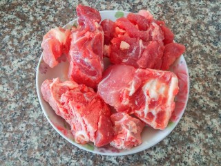 1、鱼胶大骨汤,猪大骨斩块