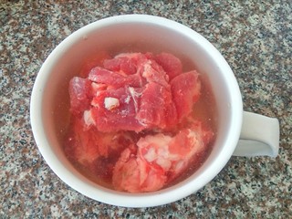 2、鱼胶大骨汤,大骨用冷水浸泡十分钟、浸泡出血水、清洗干净、沥干水份