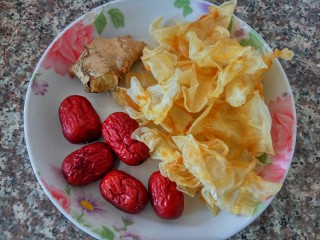 3、鱼胶大骨汤,辅料:鱼胶、红枣、姜