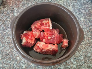 7、鱼胶大骨汤,炖盅清洗干净、放入大骨