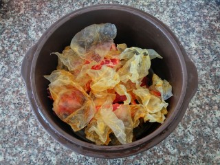 8、鱼胶大骨汤,放入鱼胶