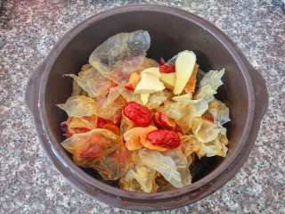 9、鱼胶大骨汤,放入红枣、姜