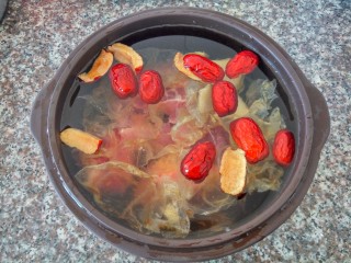 10、鱼胶大骨汤,加入凉开水