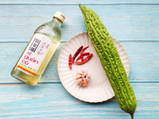 1、凉拌苦瓜,准备好所有食材。
