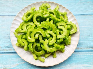 4、凉拌苦瓜,切片。