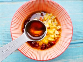 9、凉拌苦瓜,1勺香油拌匀。