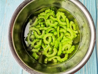 12、凉拌苦瓜,捞出过凉。