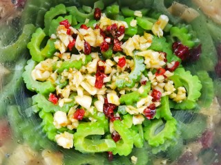 14、凉拌苦瓜,拌匀。