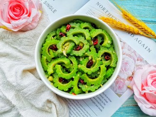 15、凉拌苦瓜,开吃。