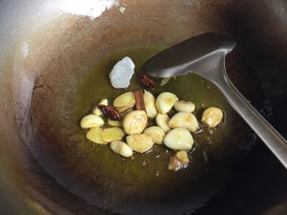 2、地方菜 红烧山羊肉,热锅倒油,下八角,桂皮,姜片,花椒,大蒜,冰糖小火煸炒,至冰糖融化,大蒜微焦出香味