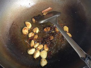 3、地方菜 红烧山羊肉,加入豆瓣酱