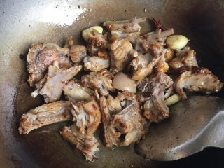 4、地方菜 红烧山羊肉,倒入羊肉块转中火翻炒,加入干辣椒,烹入料酒,米酒,酱油,醋少许,翻炒均匀,加入开水,待煮开以后倒入电压力锅,按牛羊肉键,煮40分钟