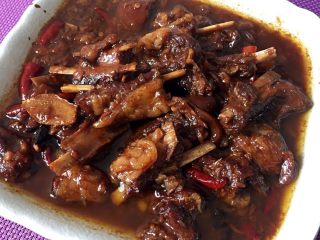 5、地方菜 红烧山羊肉,高压锅里的羊肉连汤倒回锅里,进行收汁调味(咸度不够可加适量盐),汤汁收浓即可(但不能太干)。