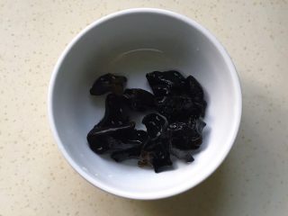 5、冬令时蔬暖身汤,事先浸泡好的黑木耳