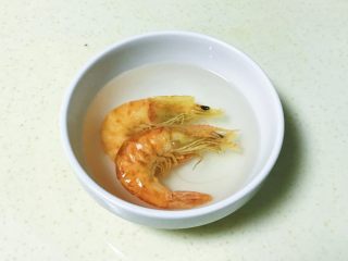 6、冬令时蔬暖身汤,虾干泡水里备用