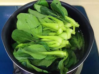 8、冬令时蔬暖身汤,放入青菜