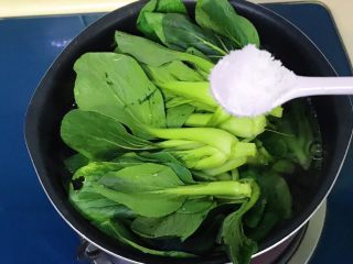 9、冬令时蔬暖身汤,放一勺盐