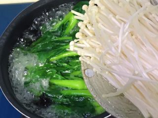 11、冬令时蔬暖身汤,放入金针菇