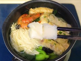 14、冬令时蔬暖身汤,放入虾干后，挑一筷子的猪油到锅里，等猪油化开就可以关火了