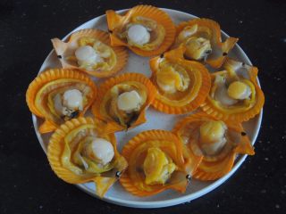 6、蒜蓉扇贝,码在盘子里