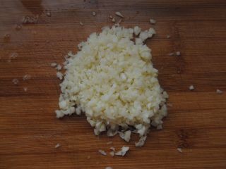 7、蒜蓉扇贝,大蒜剁成蒜蓉