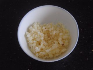 8、蒜蓉扇贝,放入碗内，加入花生油