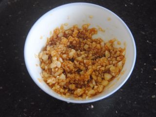 9、蒜蓉扇贝,加入盐和酱油拌匀